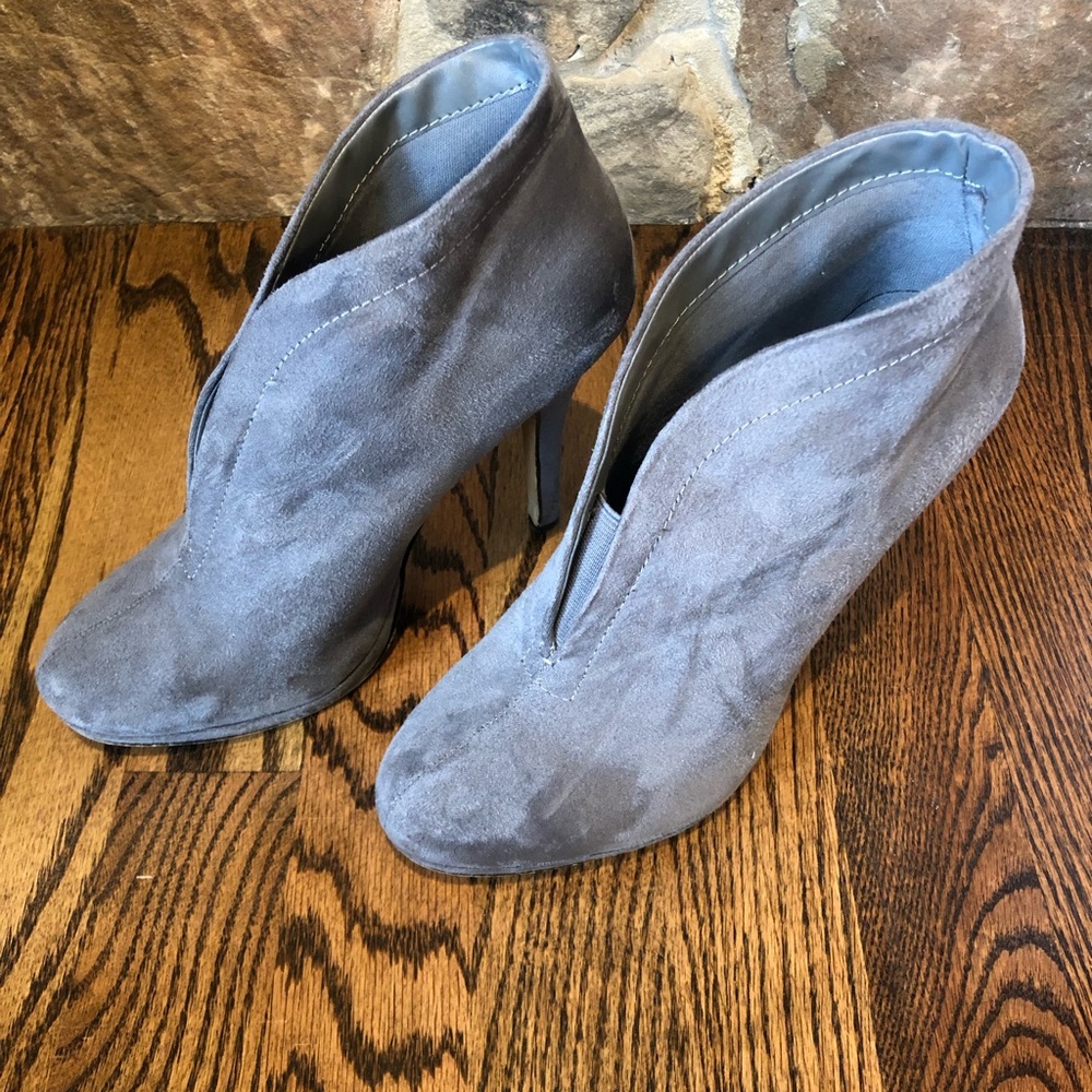 Apt. 9 APBRIEGREY Suede Pumps